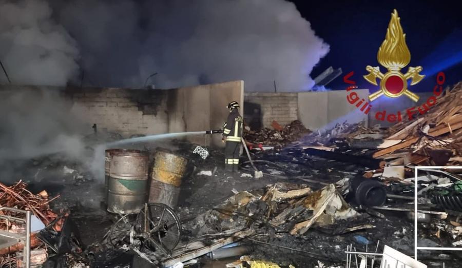 Grosso incendio alle porte di Alghero: brucia un impianto di rifiuti nella zona industriale