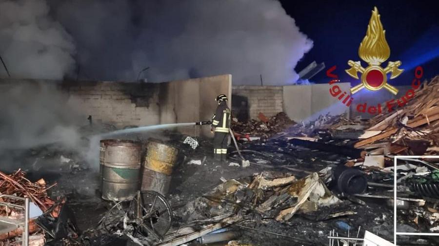 Grosso incendio alle porte di Alghero: brucia un impianto di rifiuti nella zona industriale