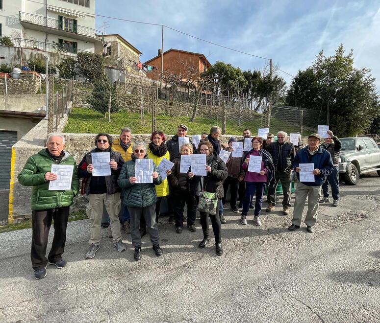Alcuni dei residenti di Baggio impegnati nella protesta davanti ai cassonetti (foto Nucci)