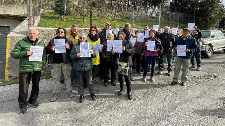 Alcuni dei residenti di Baggio impegnati nella protesta davanti ai cassonetti (foto Nucci)