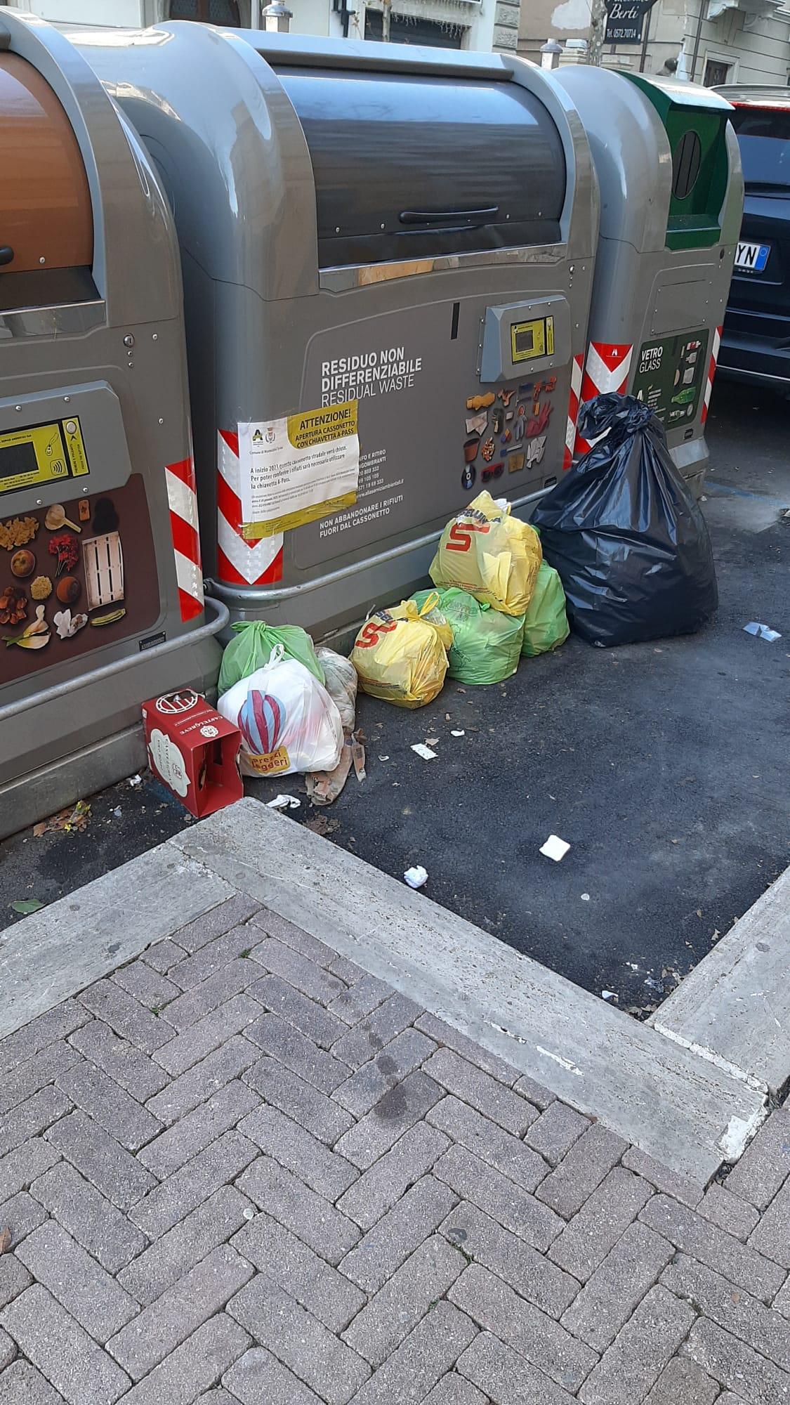 Cassonetti con la “chiave”: sacchi abbandonati fuori. A Montecatini arrivano gli ispettori