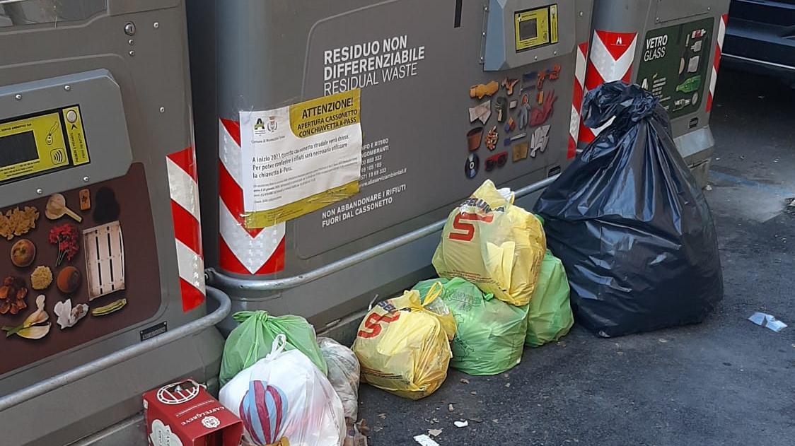 Cassonetti con la “chiave”: sacchi abbandonati fuori. A Montecatini arrivano gli ispettori