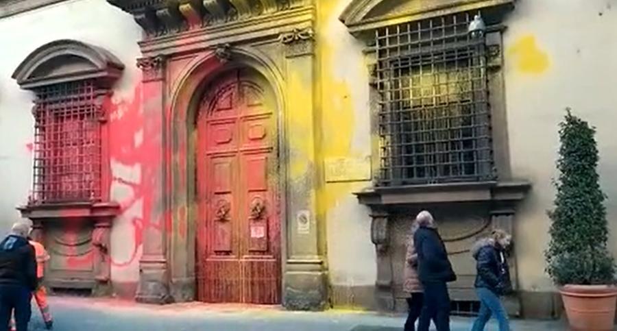 Firenze, vernice sul palazzo del consiglio regionale: denunciati quattro attivisti – Video