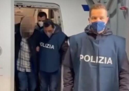 Nella foto, Roberto Vivaldi al momento del suo arrivo in Italia