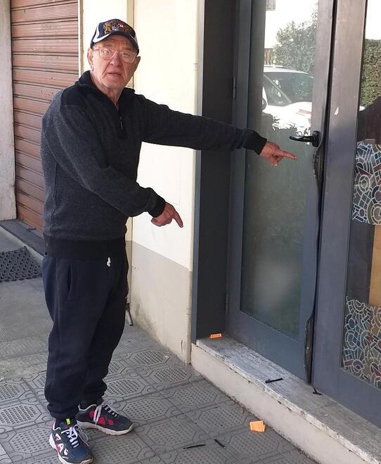 Raffaello Castelli indica la porta forzata dai ladri con il piede di porco
