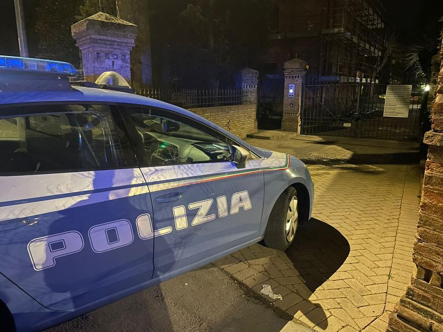 Si sveglia e si imbatte in tre ladri