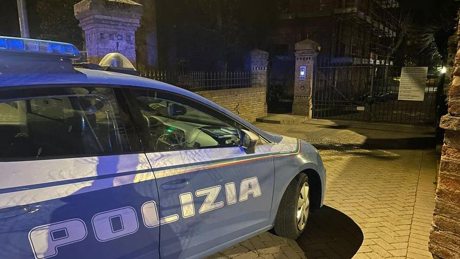 Si sveglia e si imbatte in tre ladri