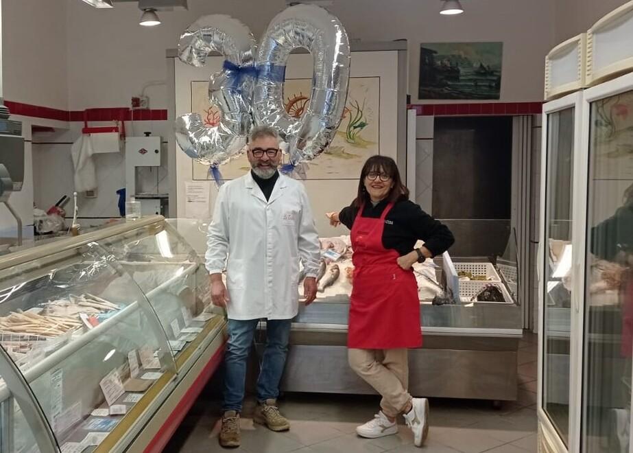 Giovanni Fossi e Claudia Marianucci titolari della pescheria “La banchisa” in via della Pace a Venturina Terme