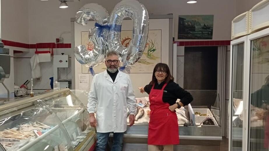Giovanni Fossi e Claudia Marianucci titolari della pescheria “La banchisa” in via della Pace a Venturina Terme