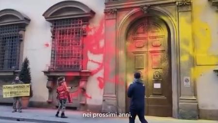 Imbrattata la sede della Regione. “No al rigassificatore di Piombino”