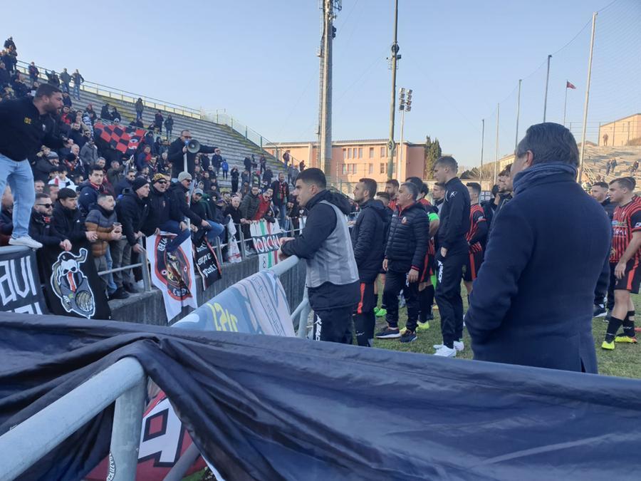 
	La contestazione dei tifosi alla squadra sotto la curva (Foto Sernacchioli)

