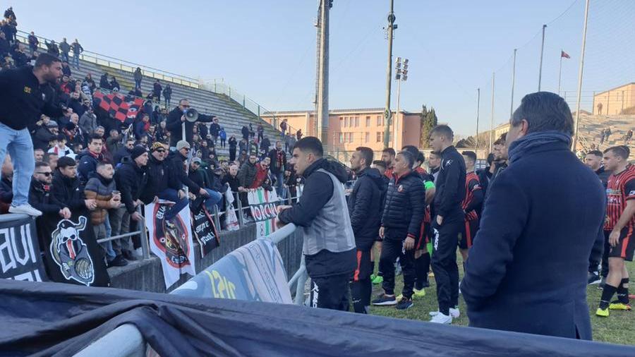 La contestazione dei tifosi alla squadra sotto la curva (Foto Sernacchioli)
