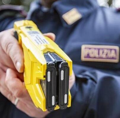 Sassari, gli negano da bere e aggredisce gli agenti: fermato con il taser