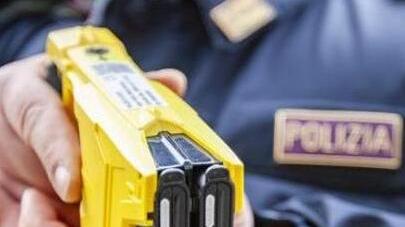 Sassari, gli negano da bere e aggredisce gli agenti: fermato con il taser