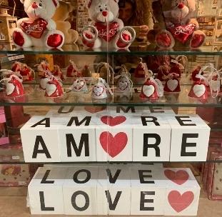 Ferrara tra cioccolatini e fiori: «San Valentino è ancora sentito»