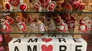 Ferrara tra cioccolatini e fiori: «San Valentino è ancora sentito»