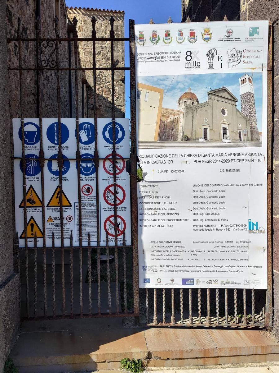 
	I cartelli che annunciano i lavori nella chiesa di Santa Maria Assunta a Cabras

