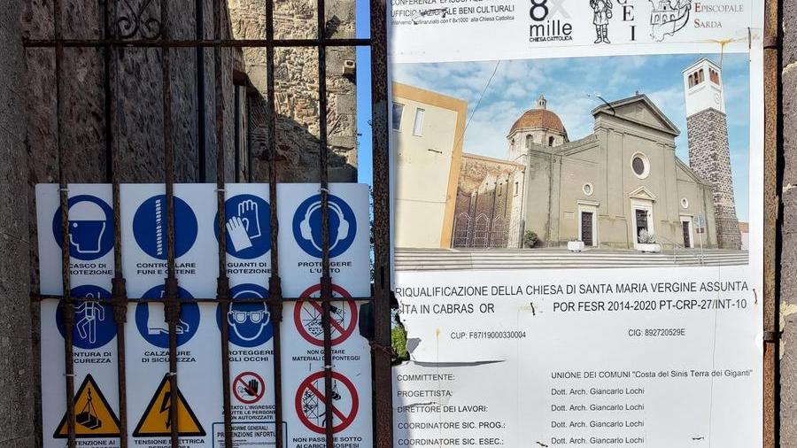 I cartelli che annunciano i lavori nella chiesa di Santa Maria Assunta a Cabras