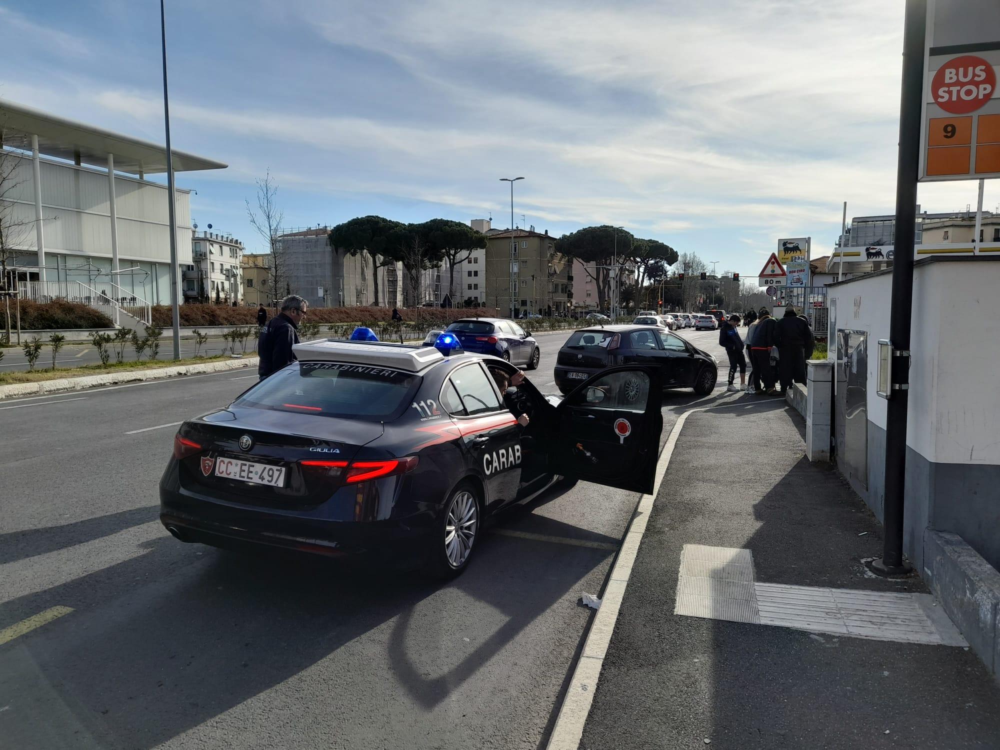 L'arrivo dei carabinieri in viale Petrarca