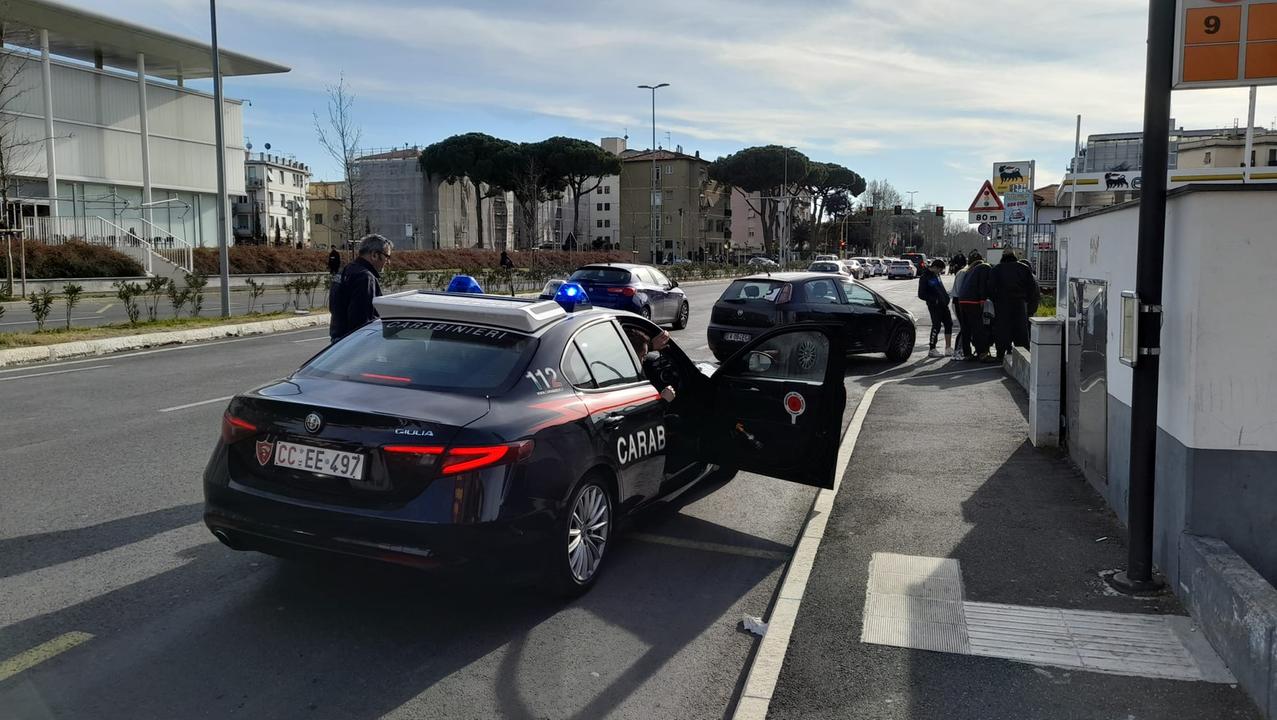 L'arrivo dei carabinieri in viale Petrarca