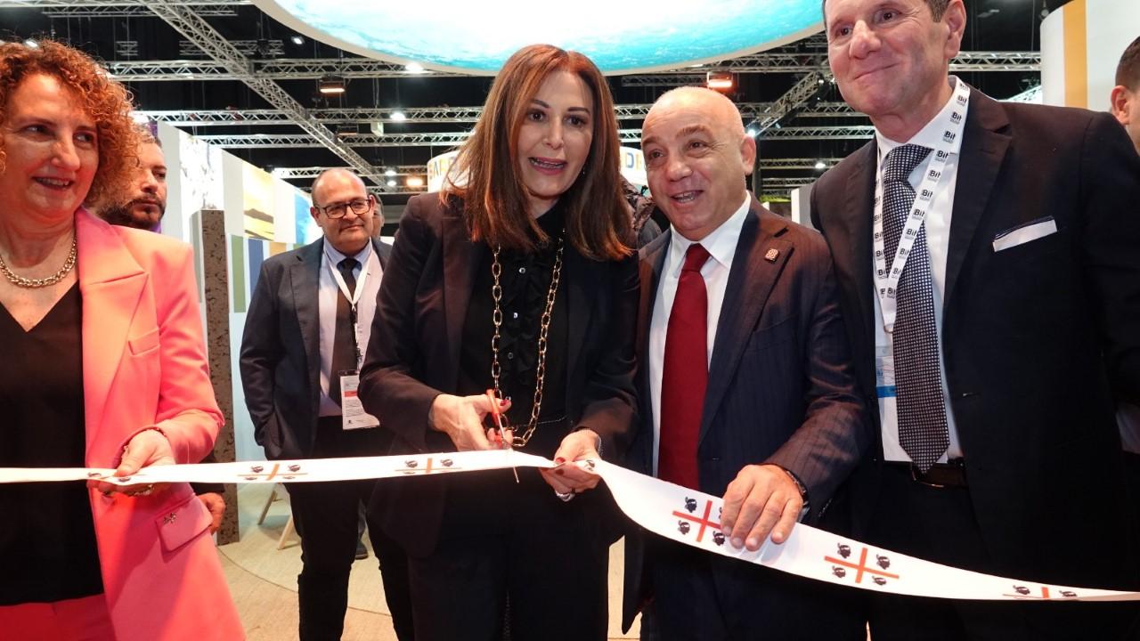 La ministra Santanché e l'assessore Chessa tagliano il nastro dello stand dell'isola