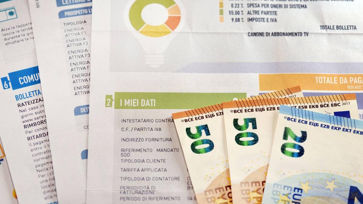 Bollette luce e gas in calo da gennaio ma il risparmio non è uguale per tutti - Le tabelle