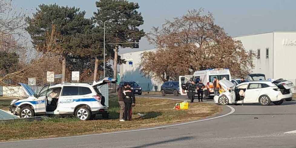 Mirandola Corsa con le sirene e schianto contro un'auto