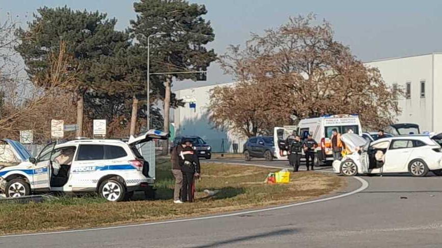 Mirandola Corsa con le sirene e schianto contro un'auto