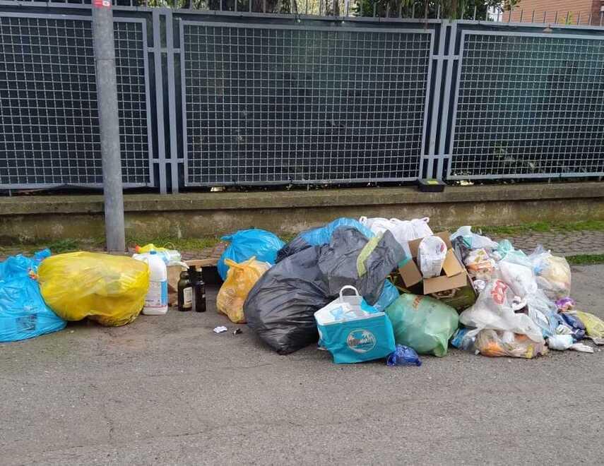 Modena Immondizia, spariscono i bidoni: cumuli di rifiuti e poca sicurezza 