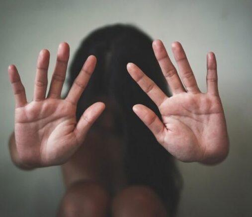 Calci in pancia mentre era incinta: a Sassari via al processo per un trentenne