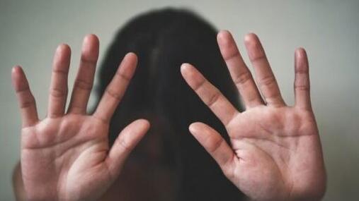 Calci in pancia mentre era incinta: a Sassari via al processo per un trentenne