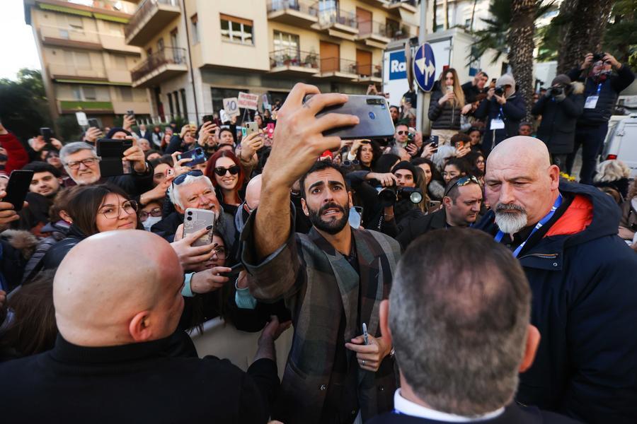 
	Il vincitore di Sanremo Marco Mengoni assalito dai fans

