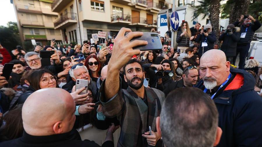 Il vincitore di Sanremo Marco Mengoni assalito dai fans