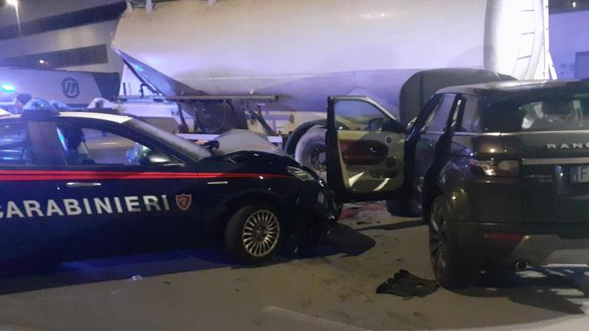 Viareggio, inseguimento nella notte: feriti due carabinieri nello scontro con l’auto dei ladri – Video