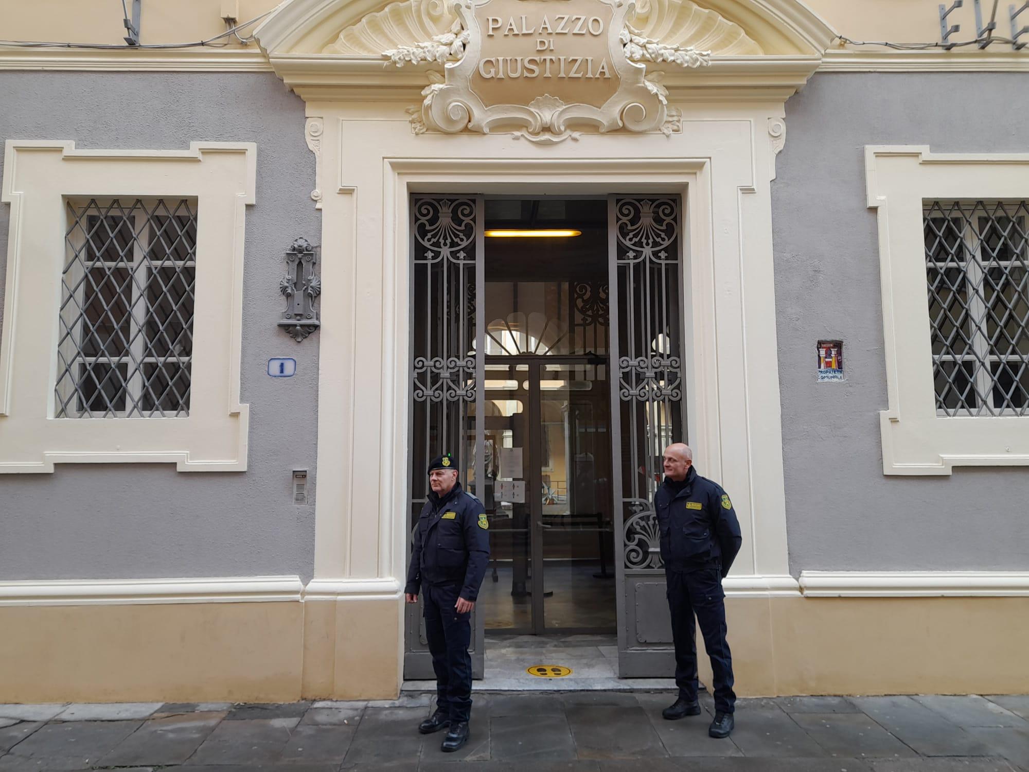 Picchia la compagna per tre anni: denunciato un livornese 45enne