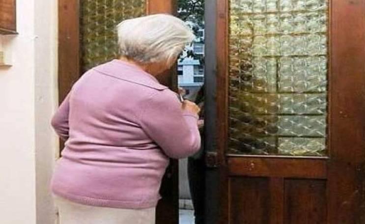 Si finse poliziotta per farsi dare i soldi da due anziane: condannata