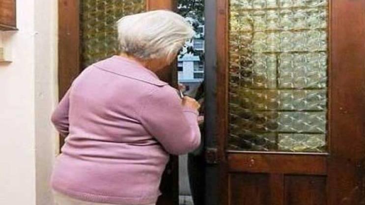 Si finse poliziotta per farsi dare i soldi da due anziane: condannata