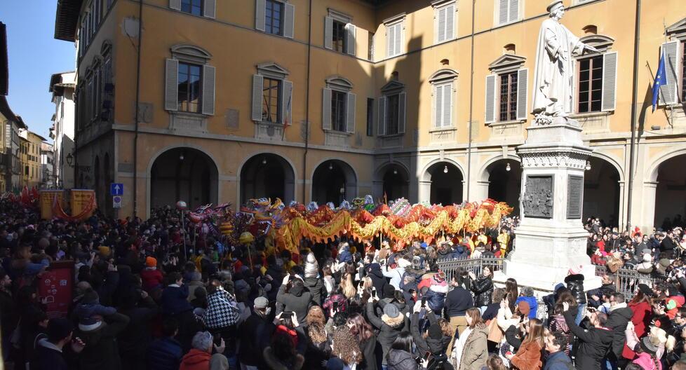 Prato, il Dragone torna a riempire le strade. Folla in festa per il Capodanno cinese