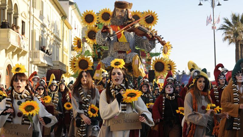 Carnevale di Viareggio: il carrista Vannucci chiede alla compagna di sposarlo