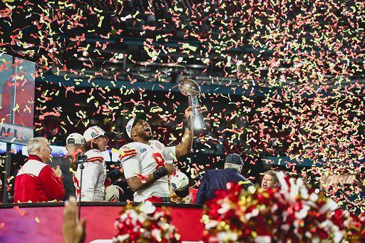 Nfl: Kansas City vince il Superbowl. Spettacolare la performance di Rihanna