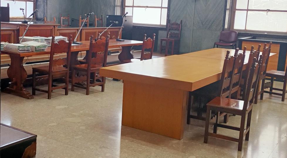 Furti in abitazione, coppia a processo lui scagiona lei: condannato a due anni