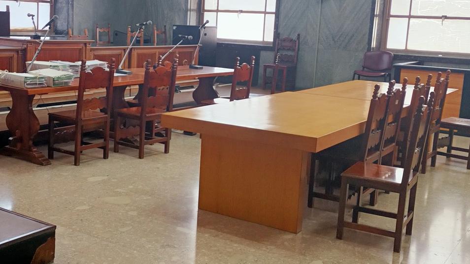 Furti in abitazione, coppia a processo lui scagiona lei: condannato a due anni