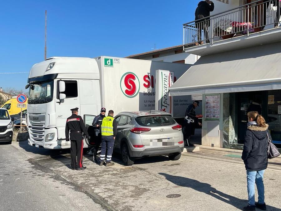 Incidente a Uggia: commerciante travolto da un’auto, è grave