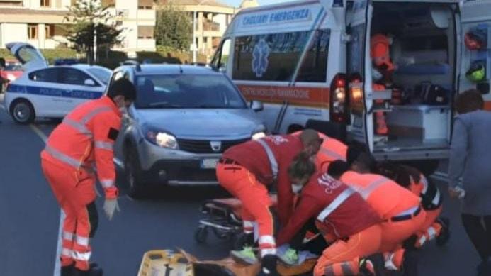 Salto di corsia e scontro frontale fra due auto a Quartu: 2 feriti gravi