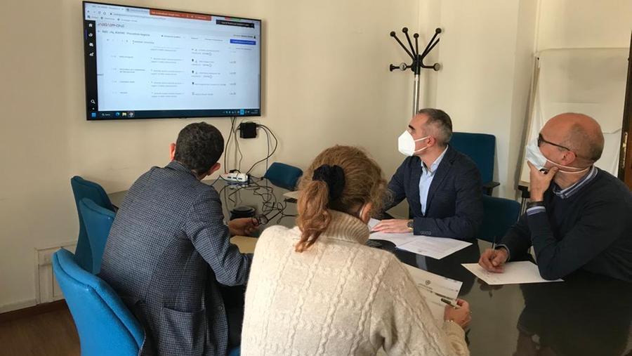 Il tavolo per l'apertura delle buste con le offerte delle compagnie per Alghero<em> (foto Mario Rosas)</em>