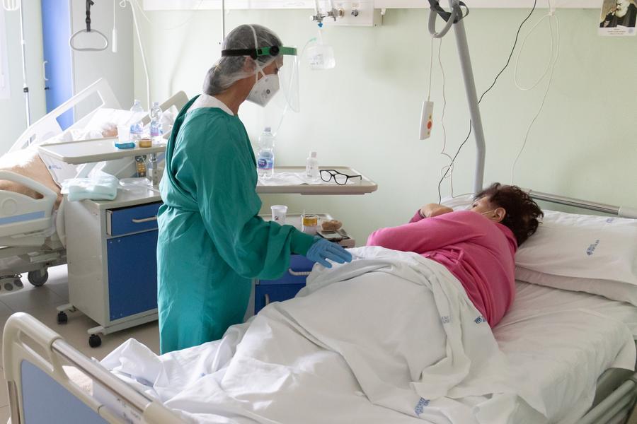 Chiude Pneumologia Covid a Cona, infermieri al Ps e pazienti nei reparti