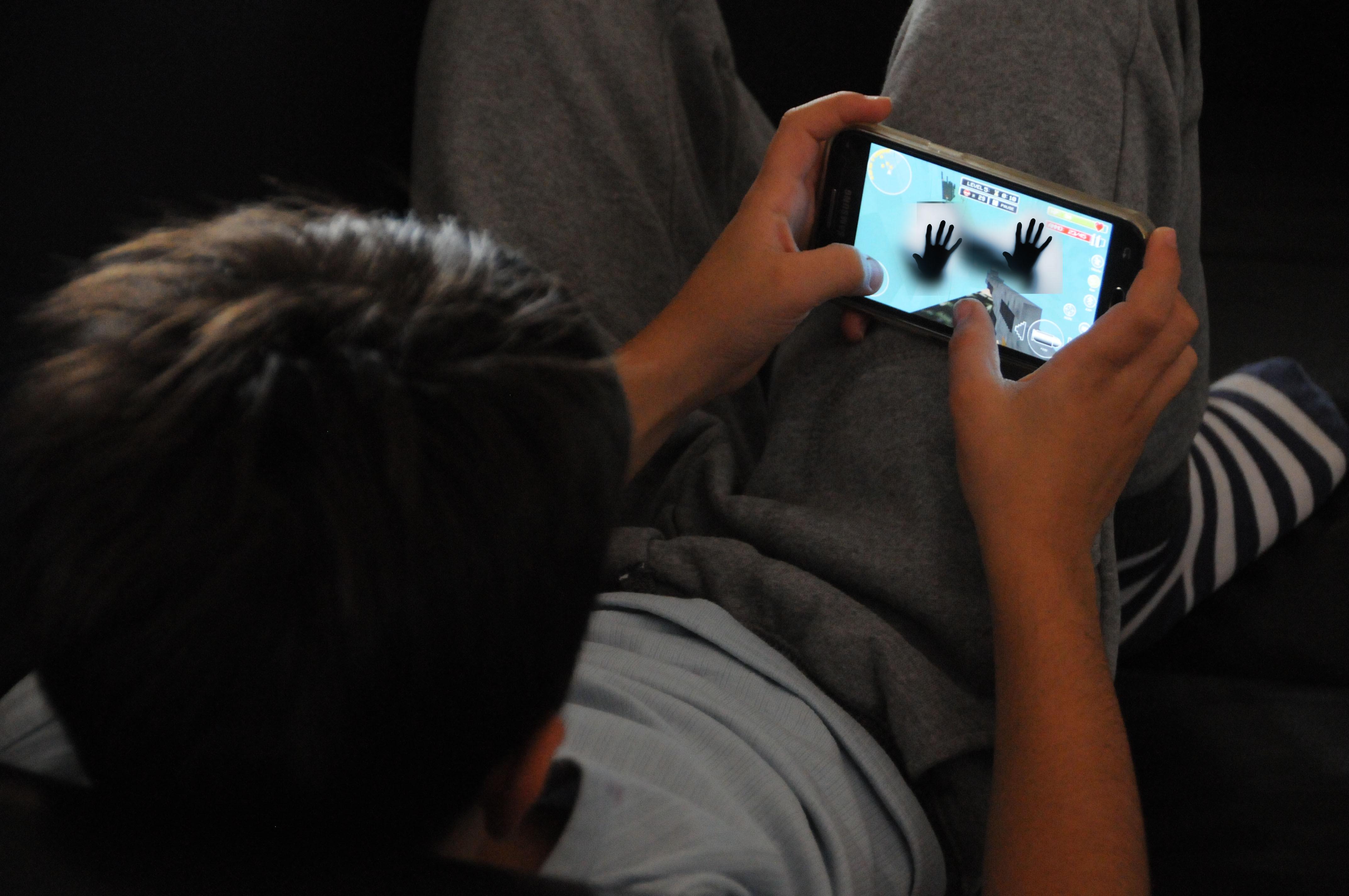 Sassari, insulti al compagno autistico nella chat di classe: «Non resta che suicidarti»