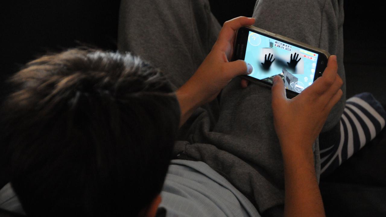 Sassari, insulti al compagno autistico nella chat di classe: «Non resta che suicidarti»