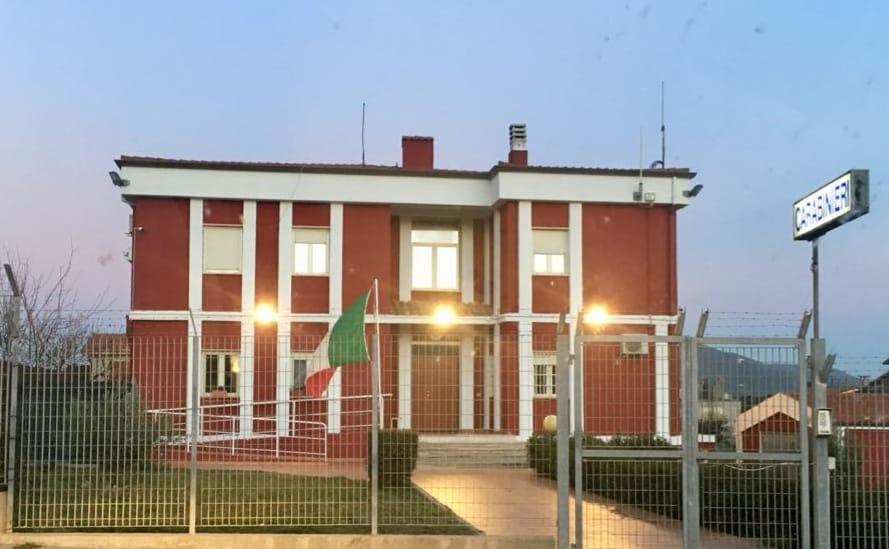 Gesturi, con la carabina uccide un cane per strada: denunciato
