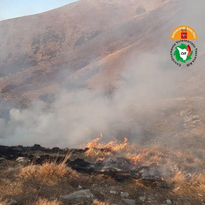 Grosso incendio tra i monti Piglione e Prana